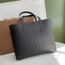 버버리 엠보싱 모노그램 모티프 레더 토트 80196121