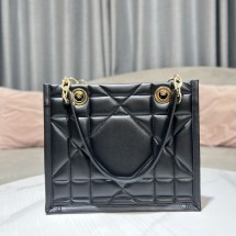 디올 여성 Dior Essential 스몰 토트 백 3칼라 M8720OZVJ