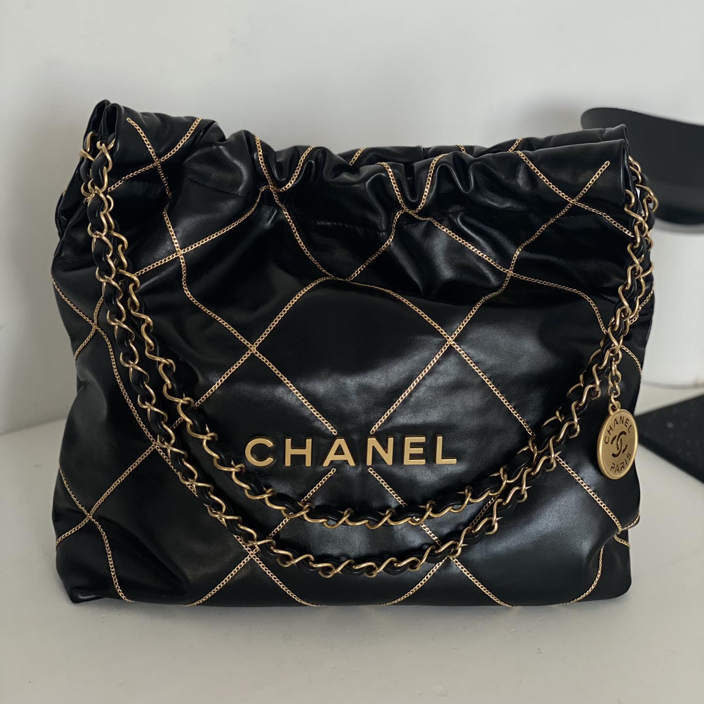 샤넬 22백 Shiny Calfskin & Gold-Tone Metal Black Ref. 2사이즈 AS3261 B13797 94305