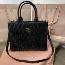 미우미우 마틀라세 금장 로고 토트숄더백 N88 5BG258
