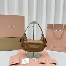 미우미우 레더 포켓 호보백 5BC146