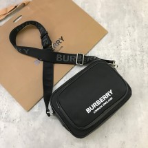 버버리 로고 프린트 나일론 크로스백 8049094