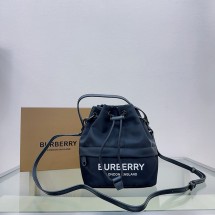 버버리 로고 포이베 파우치 블랙 80321881