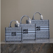 디올 북 토트 백 미스 디올 올오버 페일 블루 블랙 M1296ZEZE_M44W