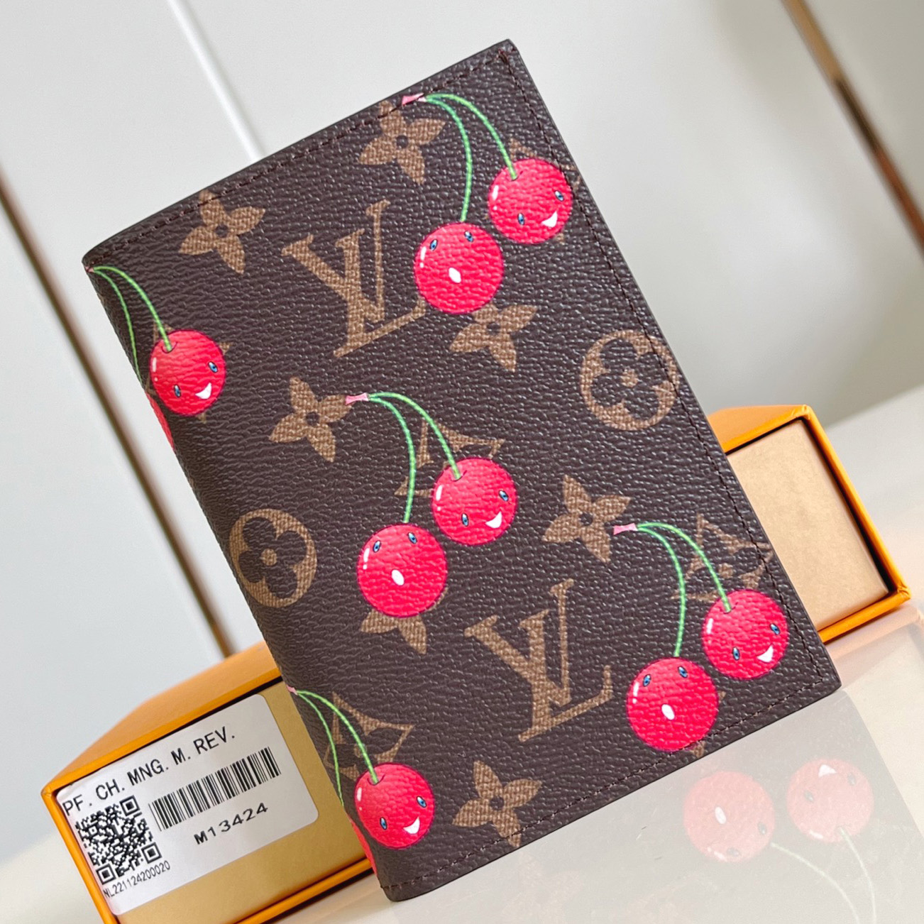 루이비통 LV x TM 체리 패스포트 커버 M13424